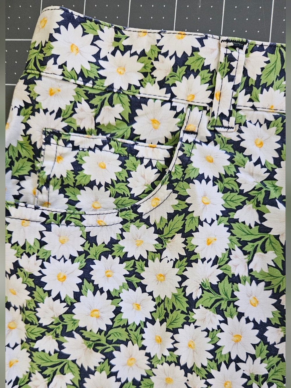 Jones New York White & Green Daisy Print Misses Stretch
